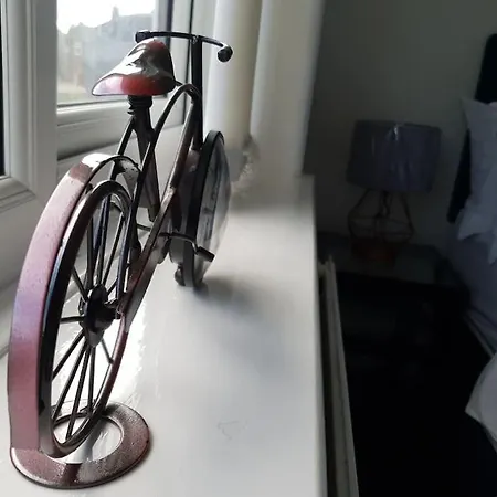 Cheerful 3 Bedroom House With Spacious Garden *