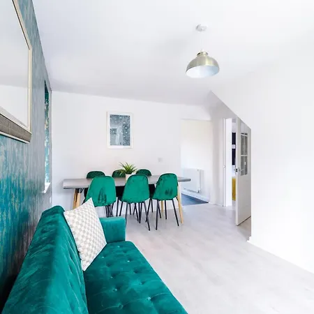 5 Bedroom House Hosted By Mcr Dens
