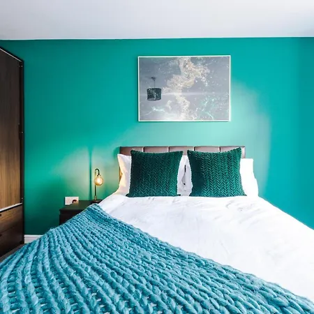 5 Bedroom House Hosted By Mcr Dens * Manchester