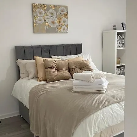 Дом отдыха Bv Luxury Spacious 3 Bedroom House At Isaac Close Манчестер