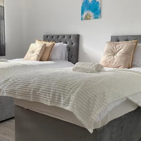 Дом отдыха Bv Luxury Spacious 3 Bedroom House At Isaac Close *