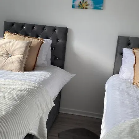 Bv Luxury Spacious 3 Bedroom House At Isaac Close Манчестер