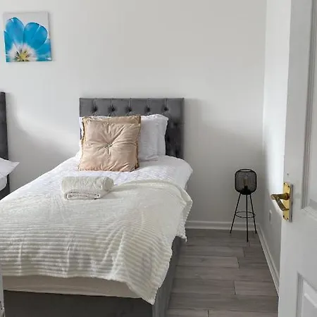 Bv Luxury Spacious 3 Bedroom House At Isaac Close * Манчестер