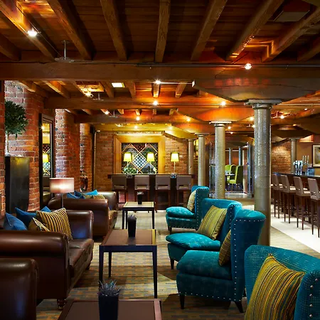 Marriott Victoria & Отель 4*
