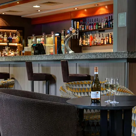 Cresta Court Олтрингем