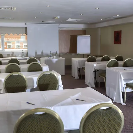 Отель Cresta Court 3*