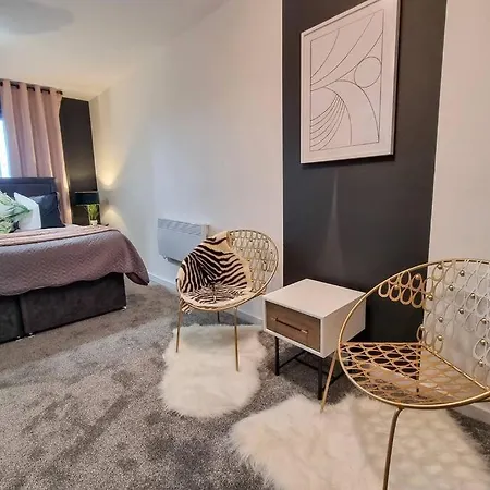Couples Retreat / Workers Paradise + Free Parking Mánchester