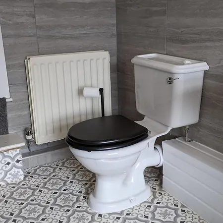 The Hive 2-bed With Kitchen And Private Bathroom In Lively Monton Village - Sleeps 4 - Free Wifi - Parking Nearby شقة *