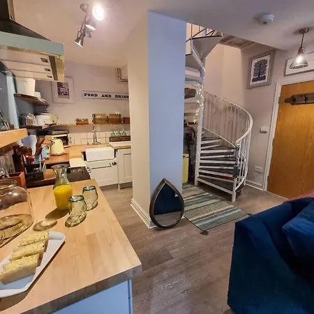 Stunning Luxury Vintage Duplex With Parking *