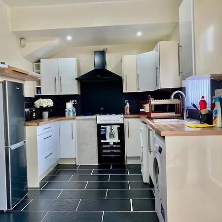 Modern, Spacious And Comfortable 3 Bedroom Home. Daire *