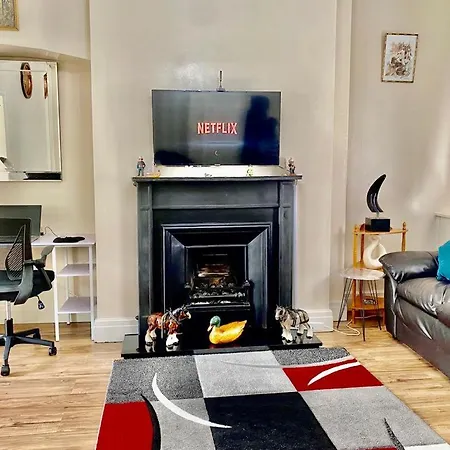 Modern, Spacious And Comfortable 3 Bedroom Home. Manchester