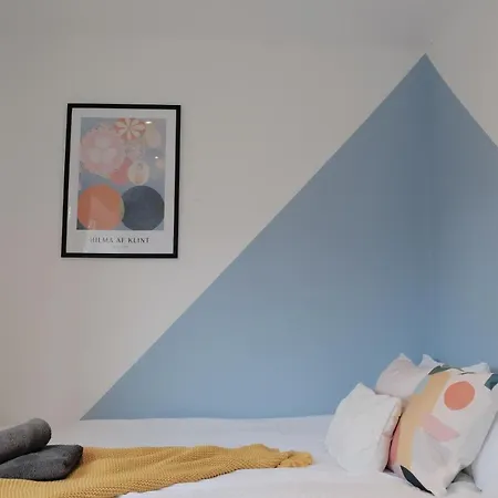 Bee - Byron House * 曼彻斯特