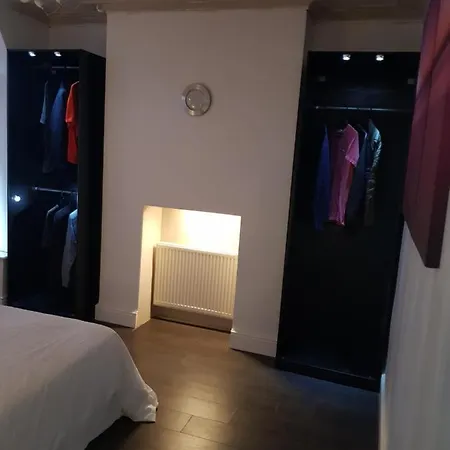 La1 Themed 65 Inch Tv Free Parking Own Fridge With Park View