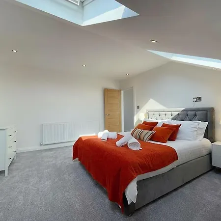 Luxury 7 Bedroom House In Didsbury, Feriehus