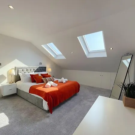 Luxury 7 Bedroom House In Didsbury, Feriehus Manchester
