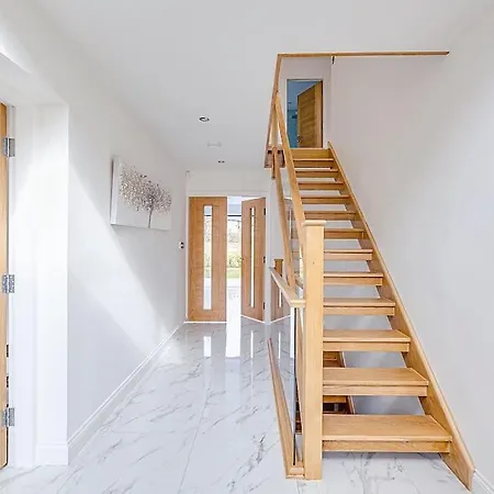 Luxury 7 Bedroom House In Didsbury, Feriehus Manchester
