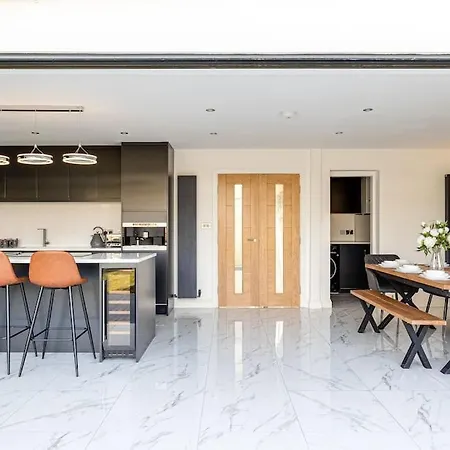 Luxury 7 Bedroom House In Didsbury, Manchester