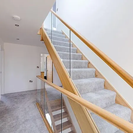Luxury 7 Bedroom House In Didsbury, Feriehus *