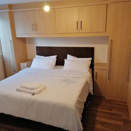 Large House With 3 Bedrooms House, 5 Guests Near City/manu Stadiums Feriehus *