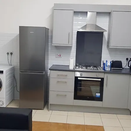 Affittacamere Double Bedroom In 13 Woodfold Ave, M19 3ap, Rm1 2 Sing Bed
