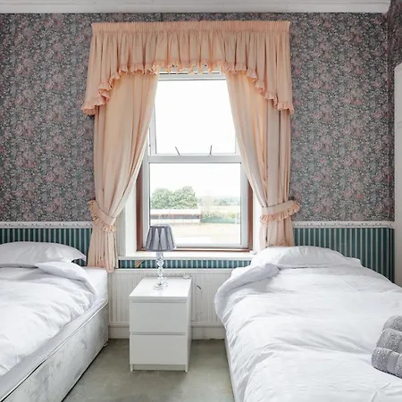 Beautiful 'mayfield' With Private Pool!