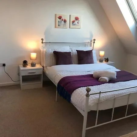 Beautiful 3 Bedroom House Close To The River Bank. Apartment *