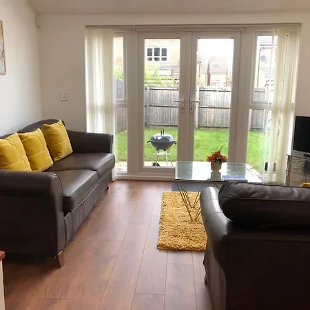 Beautiful 3 Bedroom House Close To The River Bank. Manchester