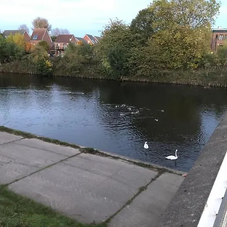 Beautiful 3 Bedroom House Close To The River Bank. Manchester
