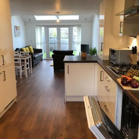Apartment Beautiful 3 Bedroom House Close To The River Bank. *