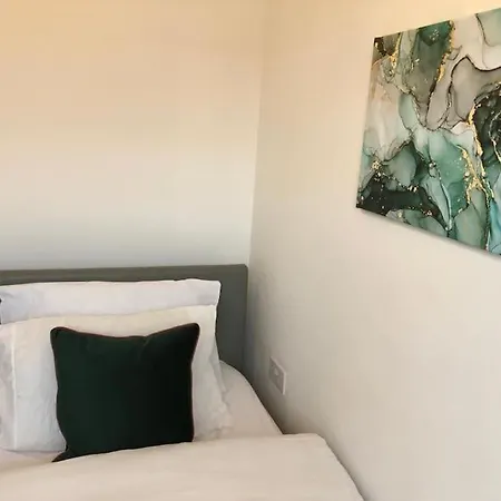Beautiful 3 Bedroom House Close To The River Bank.
