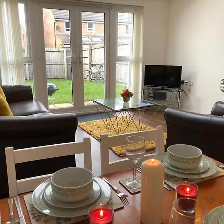 Beautiful 3 Bedroom House Close To The River Bank. Apartment Manchester