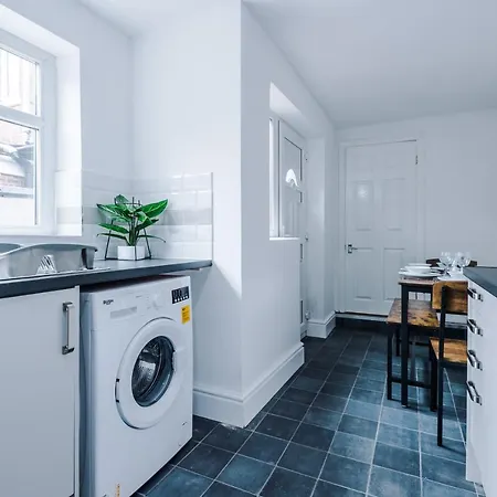 Three Bedroom With Free Parking Holiday home Manchester