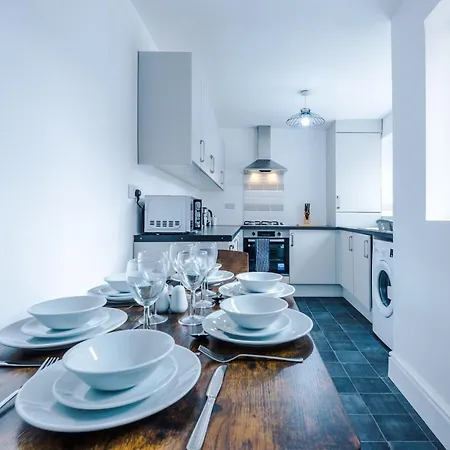Three Bedroom With Free Parking