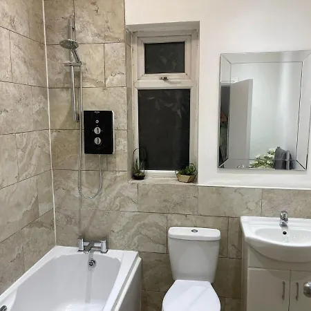 Short Stopzzz & Indoor Hot Tub Манчестер