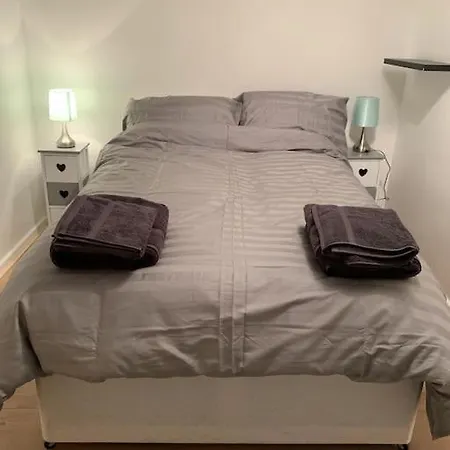 Fabulous 5 Bedroom House, Parking, Nr Centre *