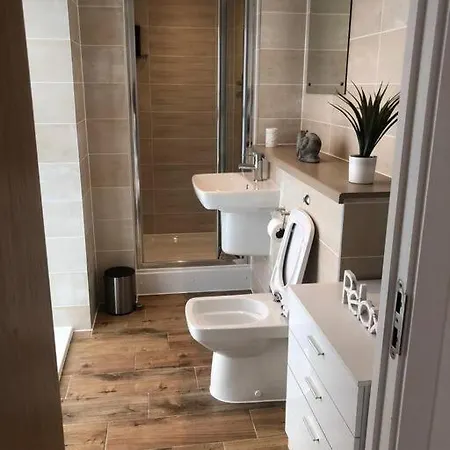 Apartment Amazing 3 Bed Penthouse With Large Balcony *