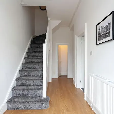 Spacious Comfortable House Close To Etihad+parking 펜션