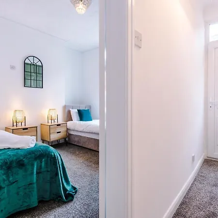 Holiday home Three Bedroom With Free Parking Manchester