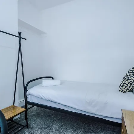 Three Bedroom With Free Parking Holiday home