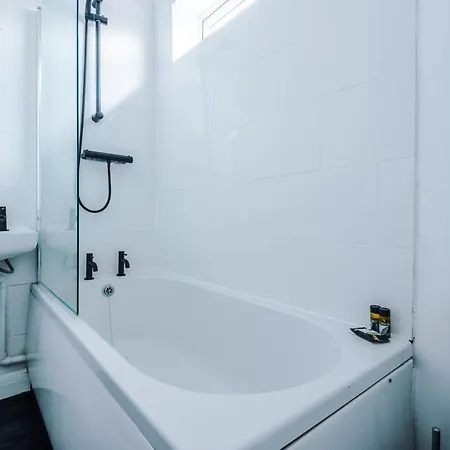 Three Bedroom With Free Parking Manchester