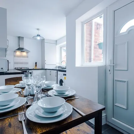 Three Bedroom With Free Parking Manchester