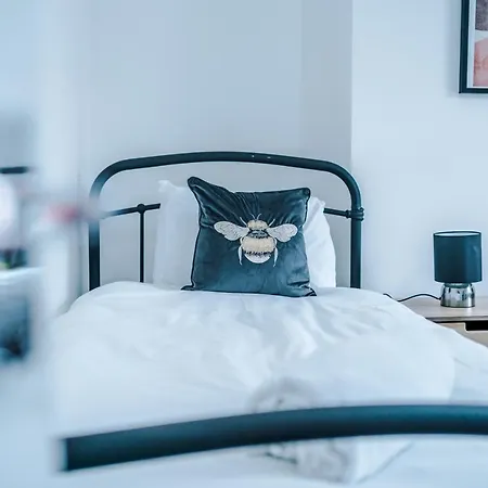 Three Bedroom With Free Parking Holiday home Manchester