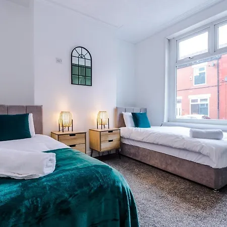 Three Bedroom With Free Parking Holiday home Manchester