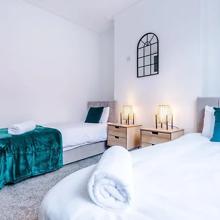 Three Bedroom With Free Parking Holiday home *