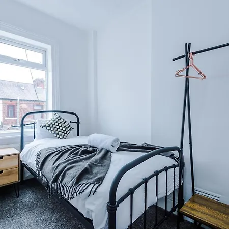 Three Bedroom With Free Parking *