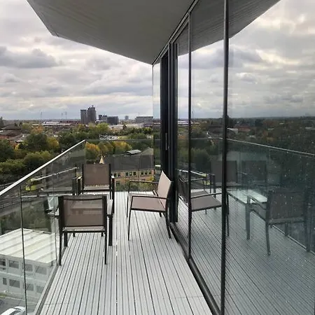 Amazing 3 Bed Penthouse With Large Balcony *