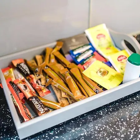 Spacious 4 Bedroom Modern House Near Centre Sleeps 12