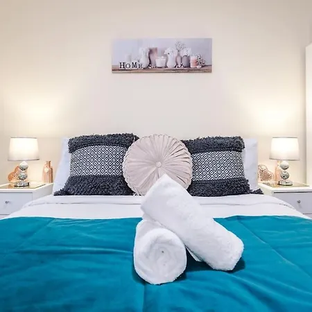 Spacious 4 Bedroom Modern House Near Centre Sleeps 12 Manchester