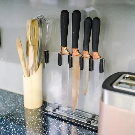 Casa de Férias Spacious 4 Bedroom Modern House Near Centre Sleeps 12