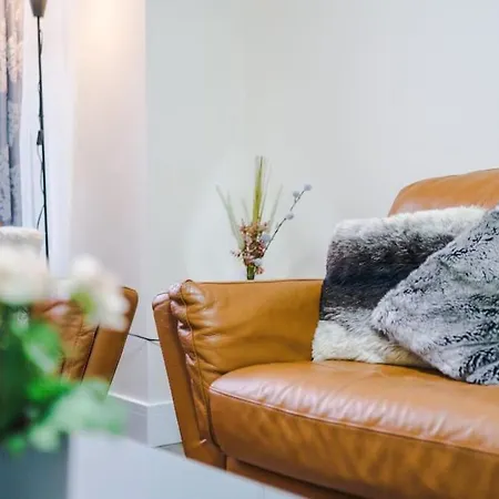 Spacious 4 Bedroom Modern House Near Centre Sleeps 12